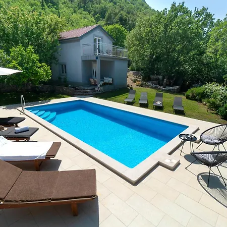 Srdanovic شقة أوميس